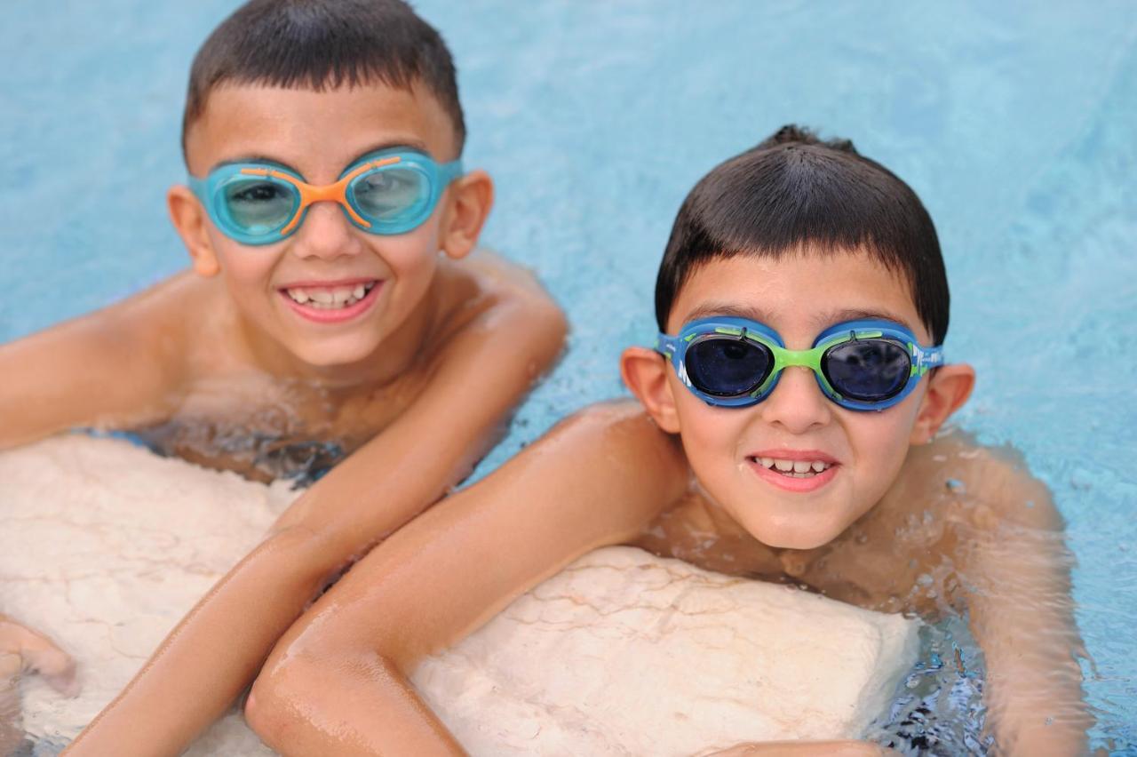 Moevenpick Hotel City Star Jeddah Exterior foto Swimmers wearing swim goggles
