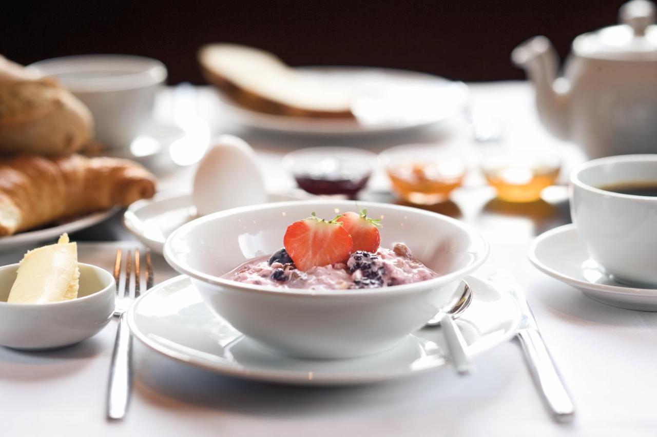 Moevenpick Hotel City Star Jeddah Exterior foto A bowl of muesli with fruit