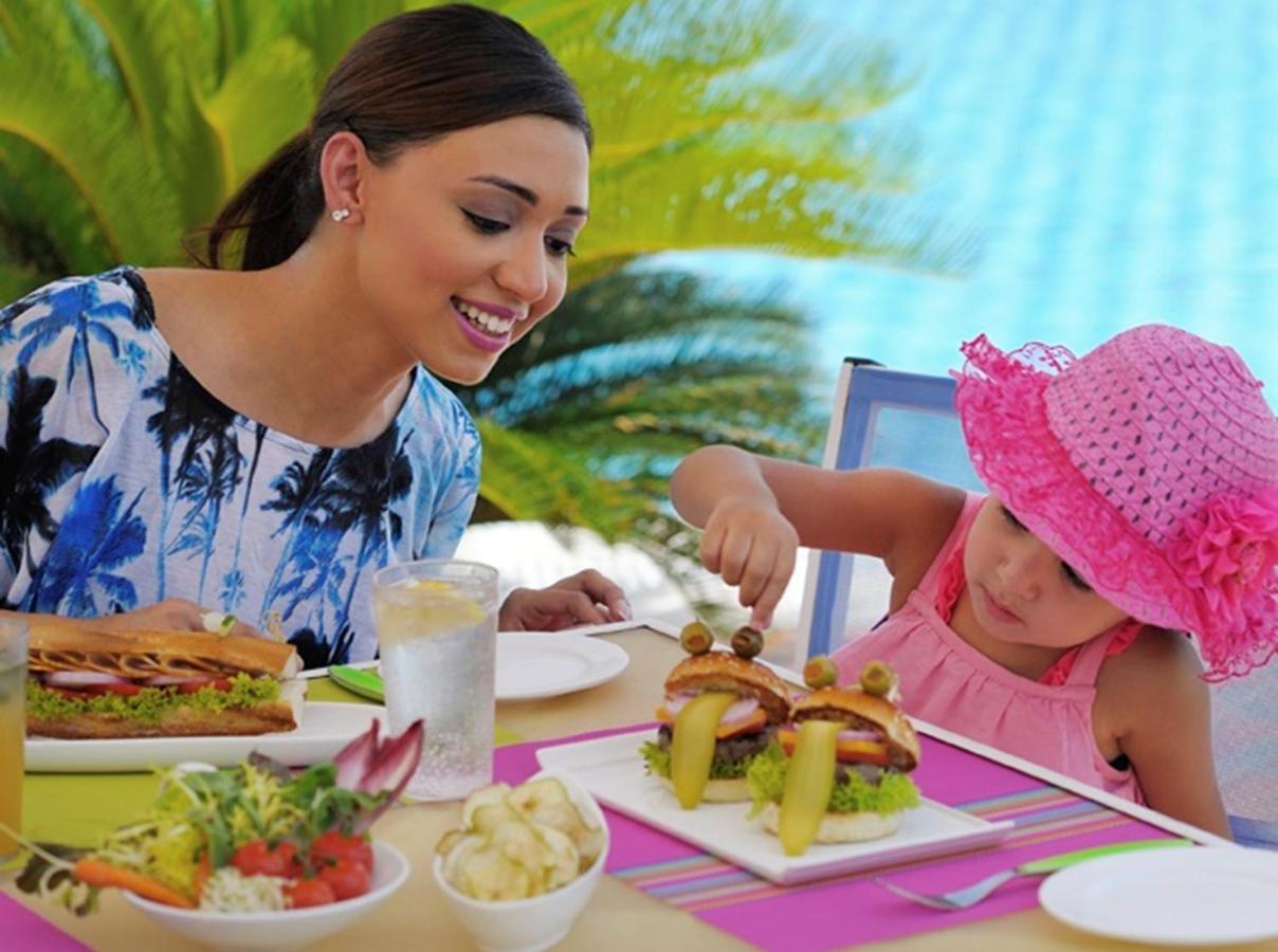Moevenpick Hotel City Star Jeddah Exterior foto A mother and daughter eating a meal
