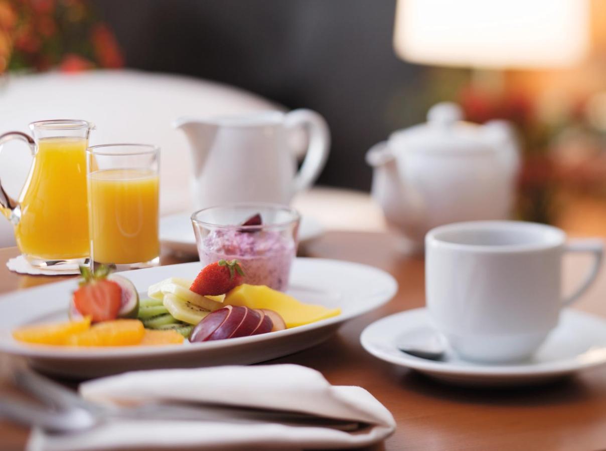 Moevenpick Hotel City Star Jeddah Exterior foto A breakfast table