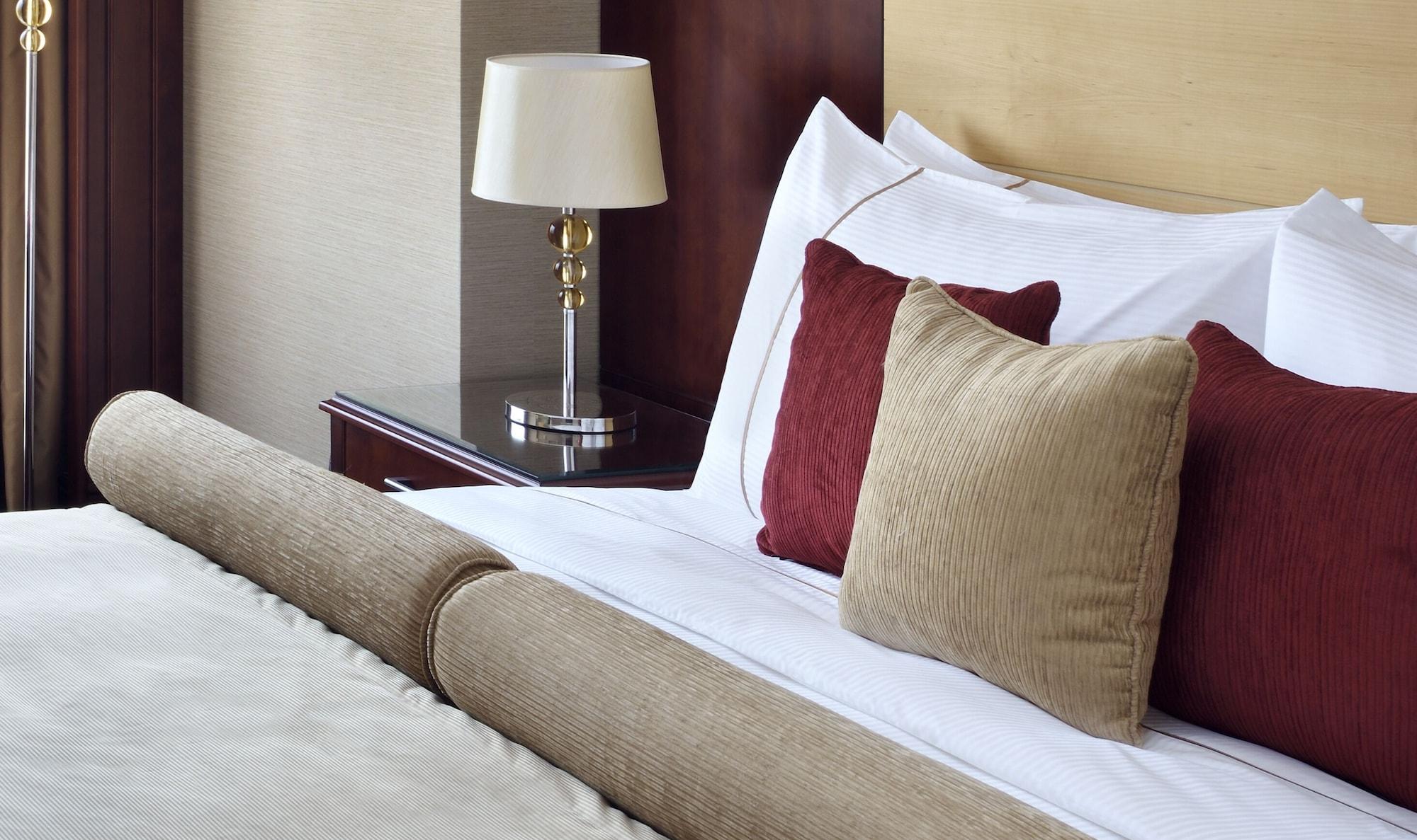 Moevenpick Hotel City Star Jeddah Exterior foto A bed with cushions