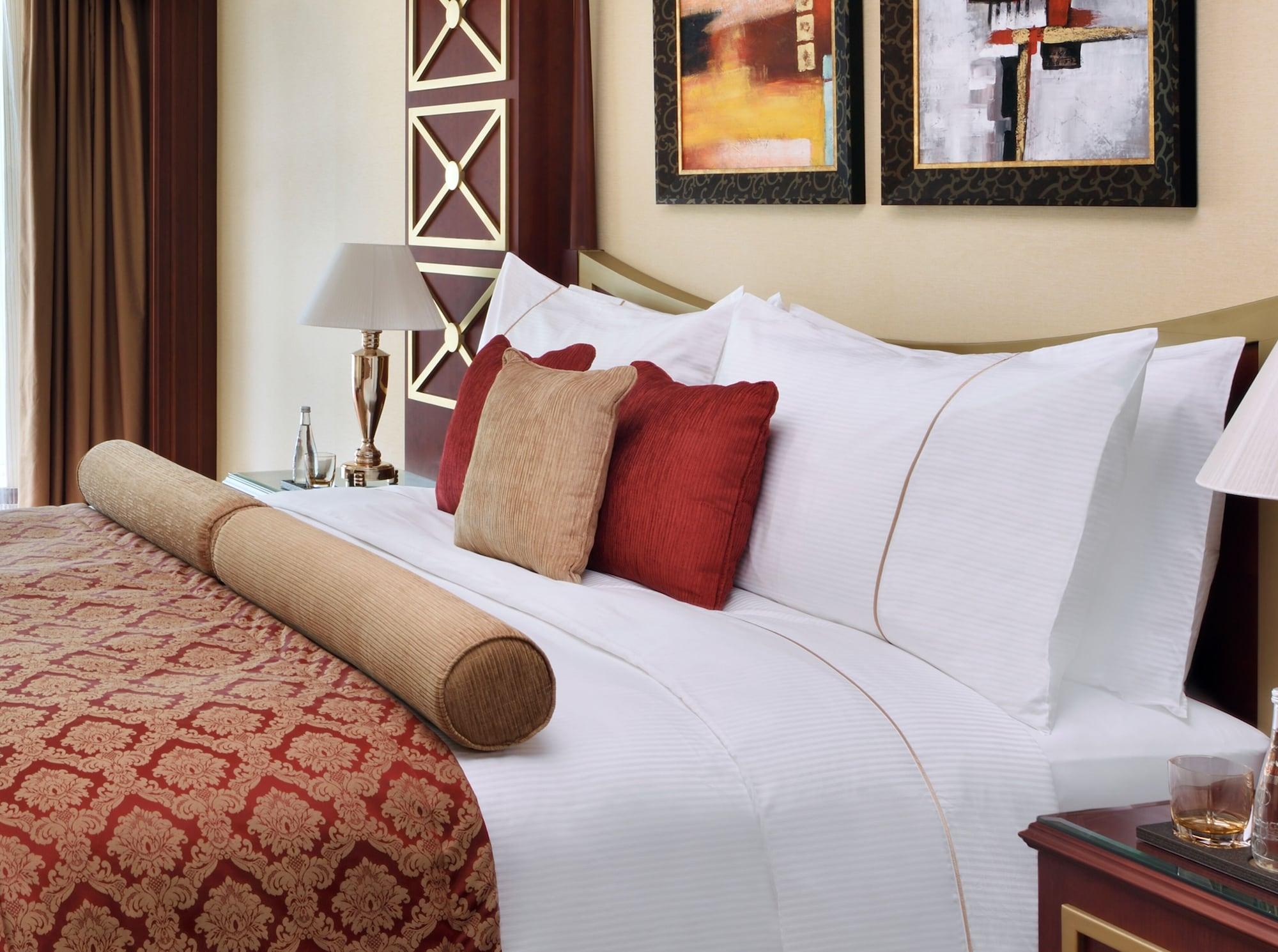 Moevenpick Hotel City Star Jeddah Exterior foto A bed with cushions