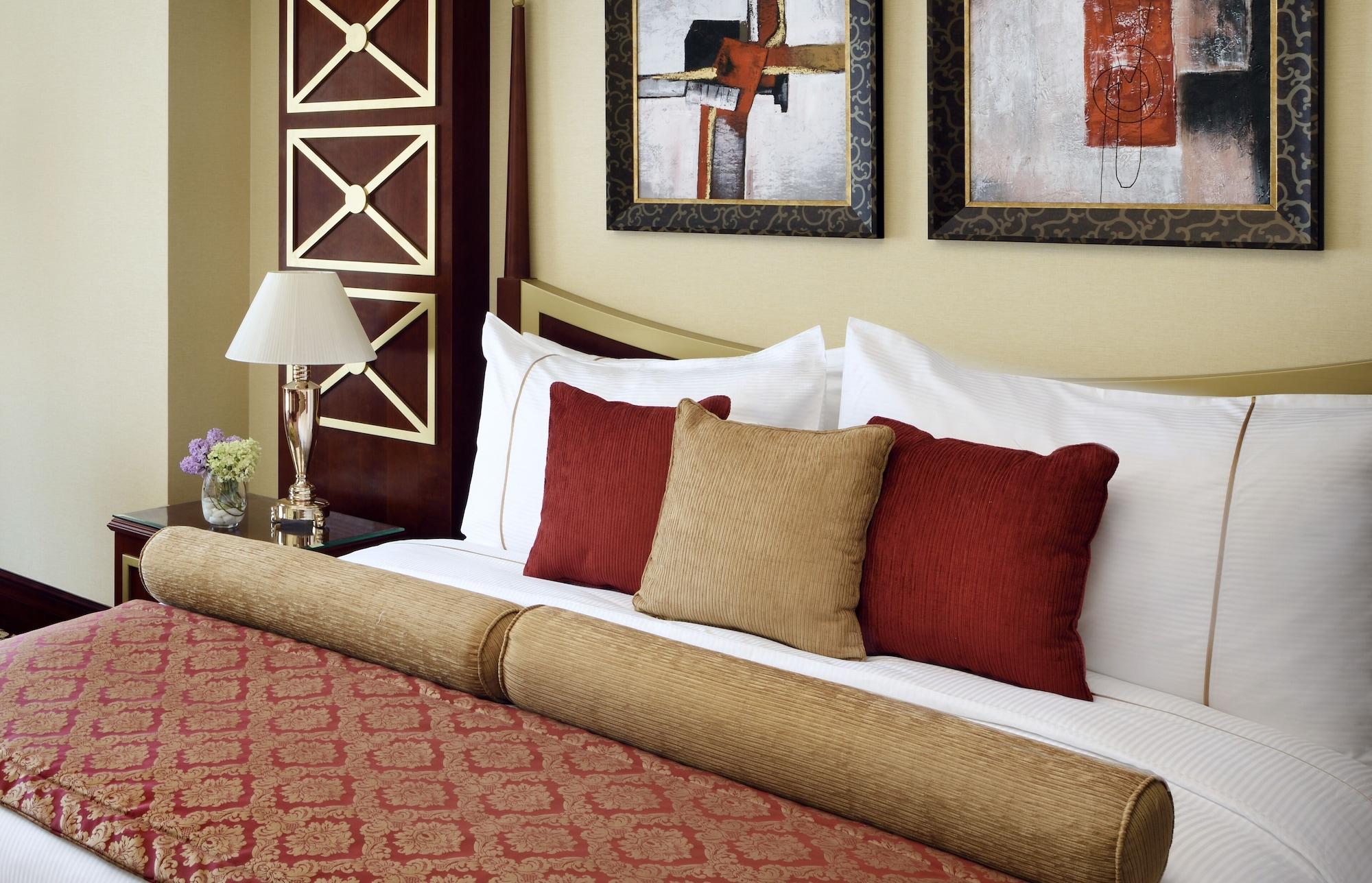 Moevenpick Hotel City Star Jeddah Exterior foto A bed with cushions