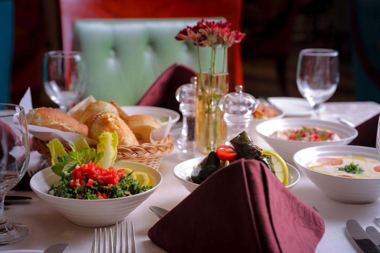 Moevenpick Hotel City Star Jeddah Exterior foto A selection of Lebanese cuisine
