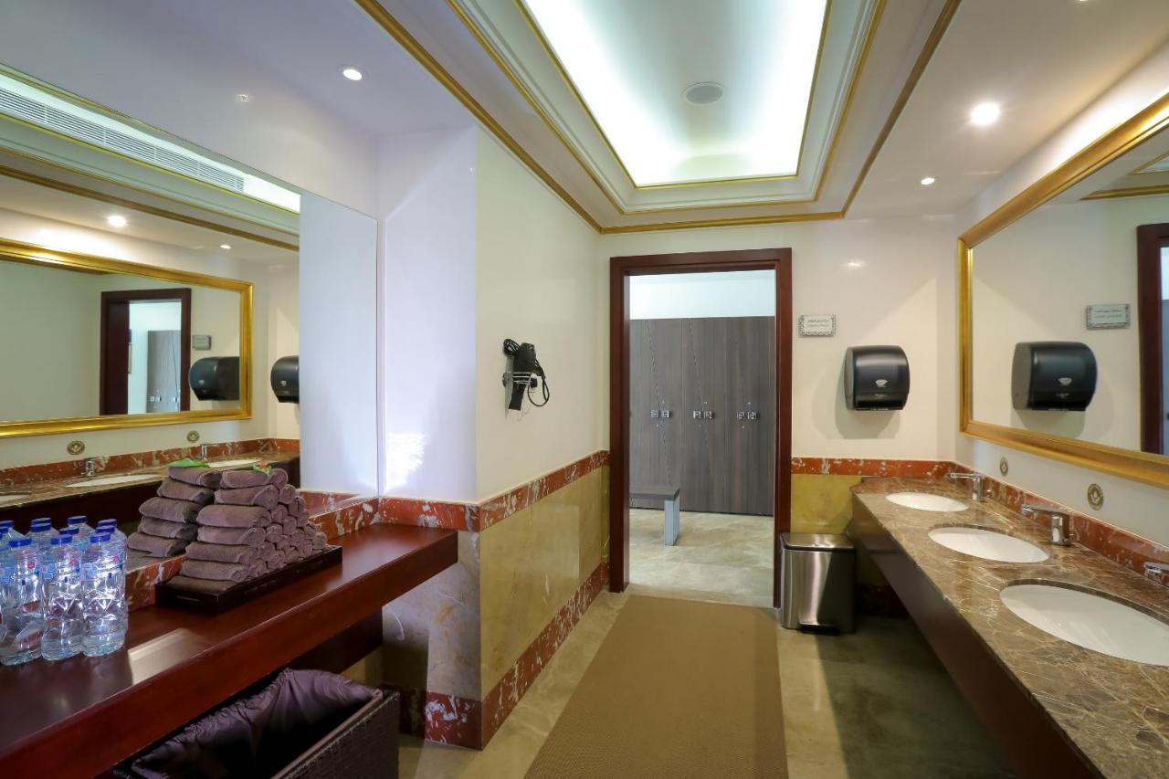 Moevenpick Hotel City Star Jeddah Exterior foto A public restroom in a hotel