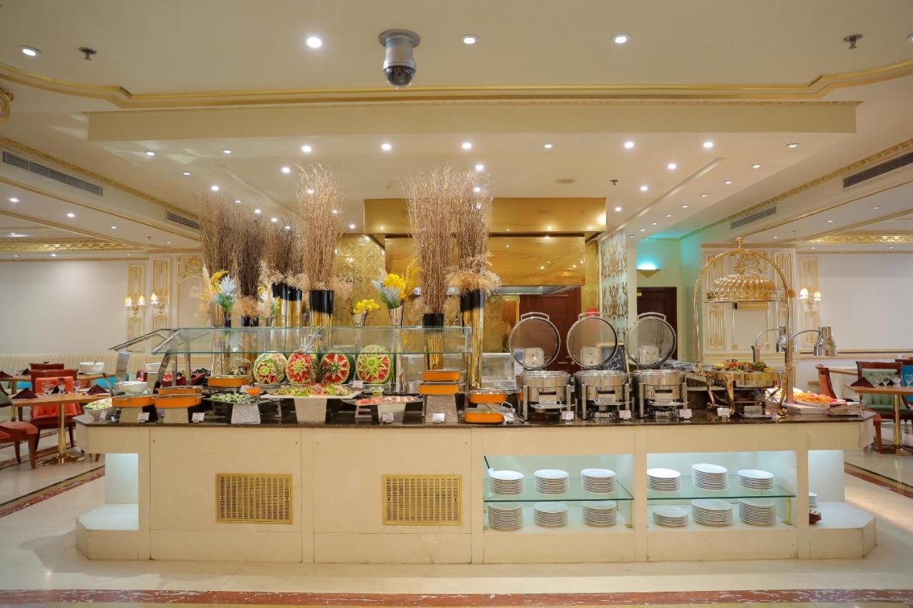 Moevenpick Hotel City Star Jeddah Exterior foto A buffet at a hotel