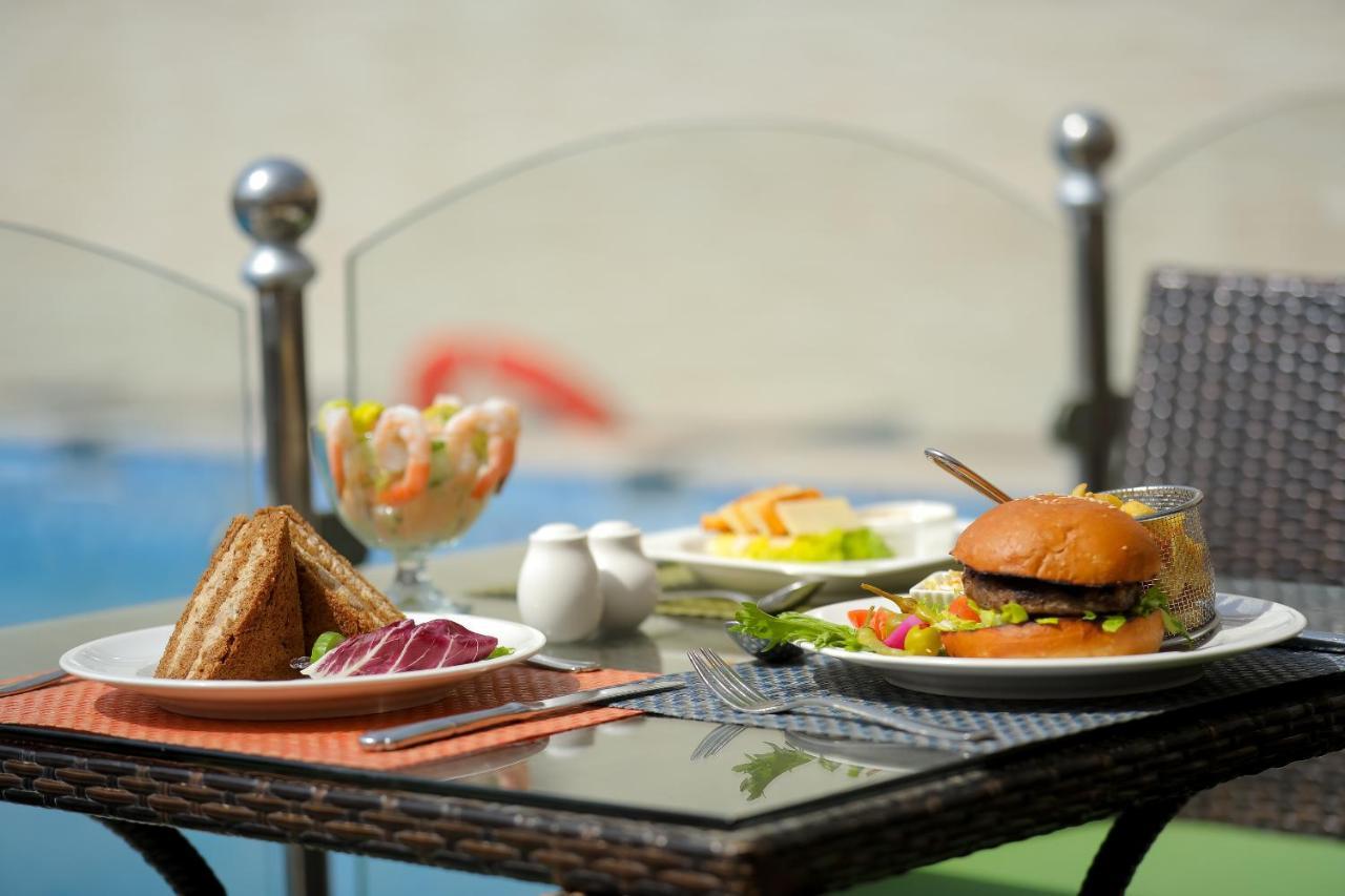 Moevenpick Hotel City Star Jeddah Exterior foto A typical lunch at the hotel
