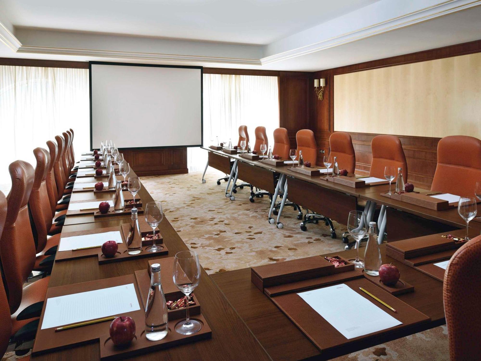 Moevenpick Hotel City Star Jeddah Exterior foto A meeting room